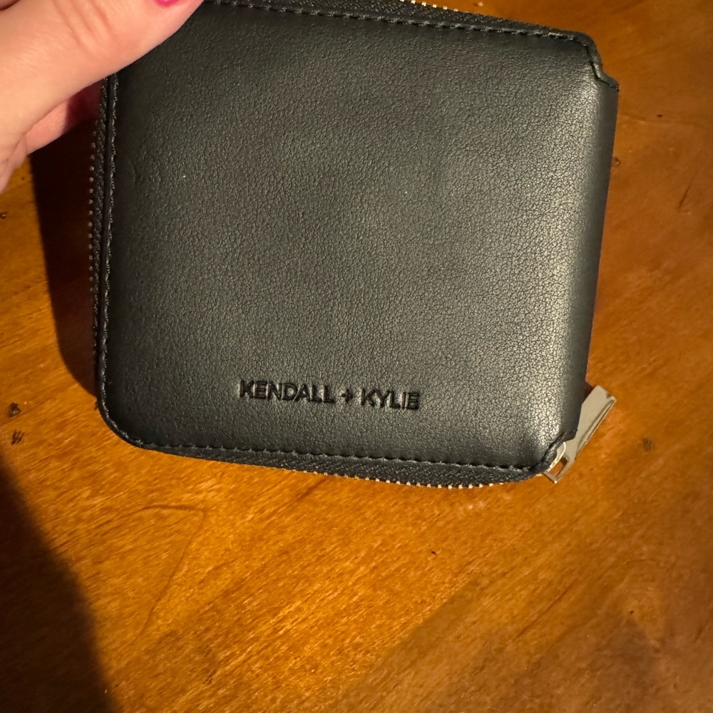 Kendall & Kylie Lip Wallet - Picture 3 of 5